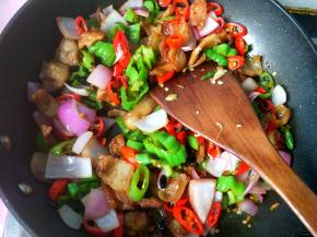 放鸡精，翻炒均匀。