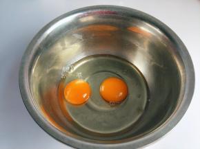 盆里放入鸡蛋。