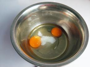 再放入白砂糖，盐搅拌均匀。