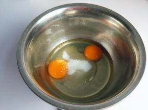 再放入白砂糖，盐搅拌均匀。