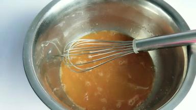 再加入玉米油，蜂蜜搅拌均匀。