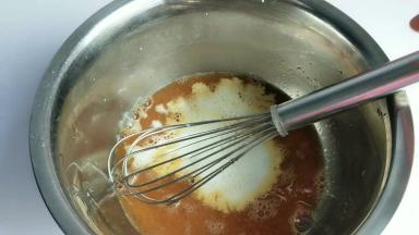 继续加入牛奶搅拌。