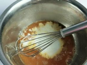 继续加入牛奶搅拌。