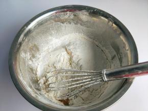 筛入低筋面粉。