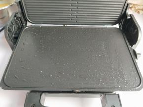 准备煎饼机，加热刷上一层油。