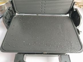 准备煎饼机，加热刷上一层油。