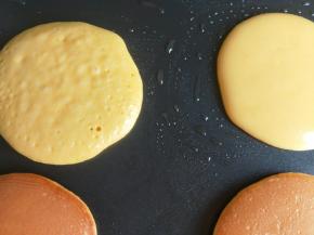 待面皮上面布满针孔即可翻面煎几秒钟即可。