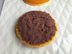 煎好的面皮稍微放凉，涂上红豆沙。