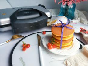 边看哆啦a梦，边吃铜锣烧。