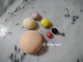 材料1全部揉成光滑的面团。 要分别加入色粉，揉匀。 粉色: 120克 紫色和黄色各： 15克 红色和黑色各： 2克 剩下的是白面团。