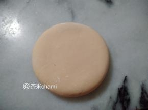 粉色的面团，平均分成四份， 一份是30克，揉成圆形后，按压成圆饼状。