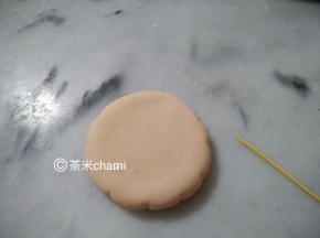 拿牙签，先平均压出四角，