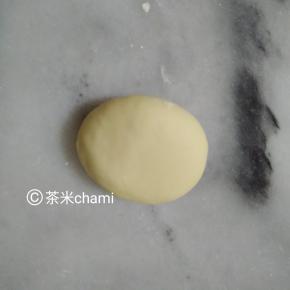 白色面团，每个5克，揉圆后，略压遍。 然后粘到粉面团上面。