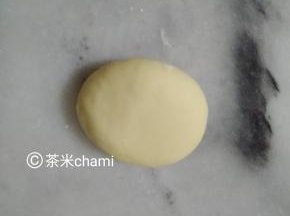 白色面团，每个5克，揉圆后，略压遍。 然后粘到粉面团上面。