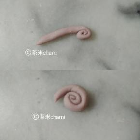 紫色面团1.5克，搓成牙签差不多的长度，然后卷起来，当耳朵。