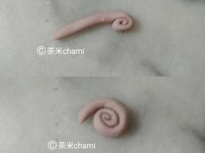 紫色面团1.5克，搓成牙签差不多的长度，然后卷起来，当耳朵。
