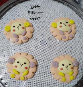 装上耳朵，然后再搓两只小手和小脚，分别用水粘上去。
黑色面搓圆，当眼睛。再搓两线条当嘴巴。红色面团，搓小圆当腮红。
*全部做好后发酵三十分钟，上锅蒸十分钟，焖一分钟后揭盖。