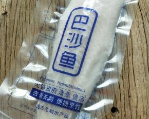 一袋巴沙鱼。