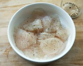 鱼片加适量盐，现磨胡椒粉。