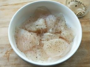 鱼片加适量盐，现磨胡椒粉。