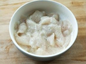 用手抓匀，腌制一会。