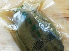腌制同时准备三月三的酸菜。