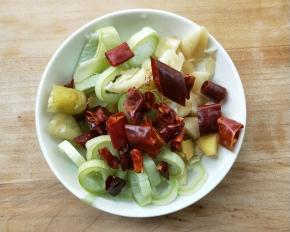 准备姜葱蒜，野山椒和干辣椒段。