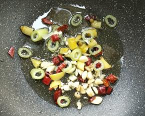 起油锅，放姜葱蒜，野山椒和干辣椒段煸炒出香味。