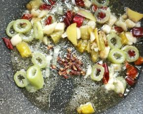 加花椒继续小火煸炒。