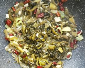 中小火翻炒3-5分钟。