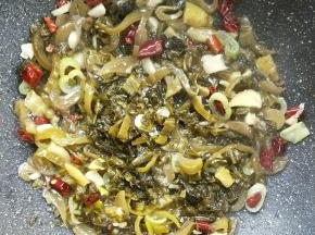 中小火翻炒3-5分钟。