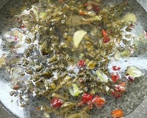 加入适量开水(依据家庭成员来)，加少许鸡汁。