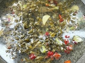 加入适量开水(依据家庭成员来)，加少许鸡汁。