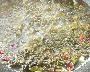 煮沸5-6分钟，加适量盐和味精调味。