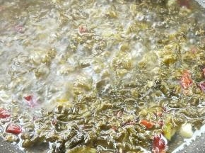 煮沸5-6分钟，加适量盐和味精调味。