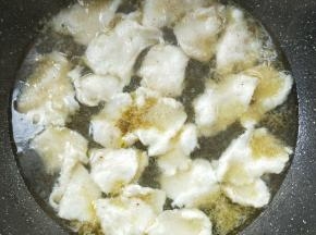 烧开整锅鱼片，关火。