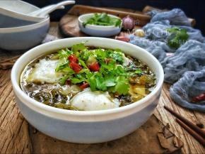 简单快手的酸菜鱼好了，赶紧开吃开喝吧( •̀∀•́ )