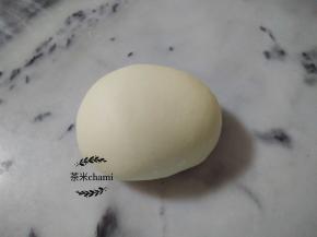 将所有材料1拌匀和成团。
每朵花是20克，也可以随自己喜欢做大朵的花。