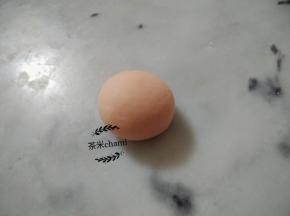 粉色面团，平均分成每份20克左右的面团，排气，揉圆。
