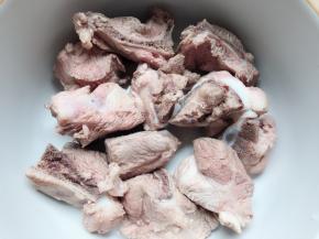 掉好血水的排骨放入砂锅中