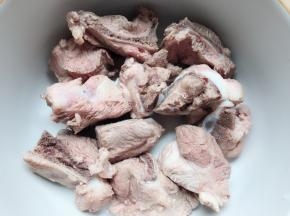 掉好血水的排骨放入砂锅中