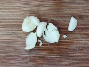 拍扁的蒜头容易去皮