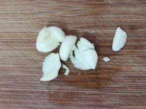 拍扁的蒜头容易去皮