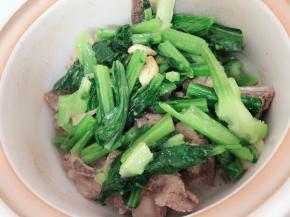 再将春菜加入排骨中煮多五分钟