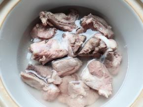 加入水，水淹过排骨即可