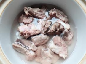 加入水，水淹过排骨即可