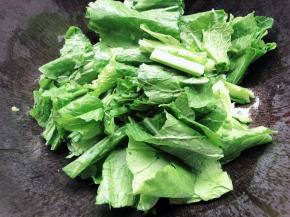 加入春菜叶子继续翻炒