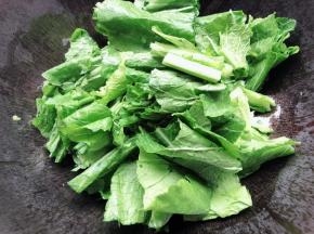 加入春菜叶子继续翻炒