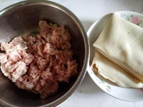 准备好肉馅，和豆腐皮一张。