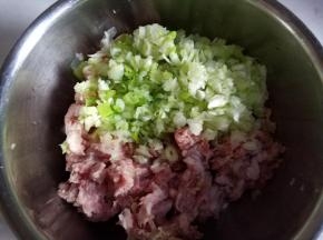 切好葱花放肉馅里。